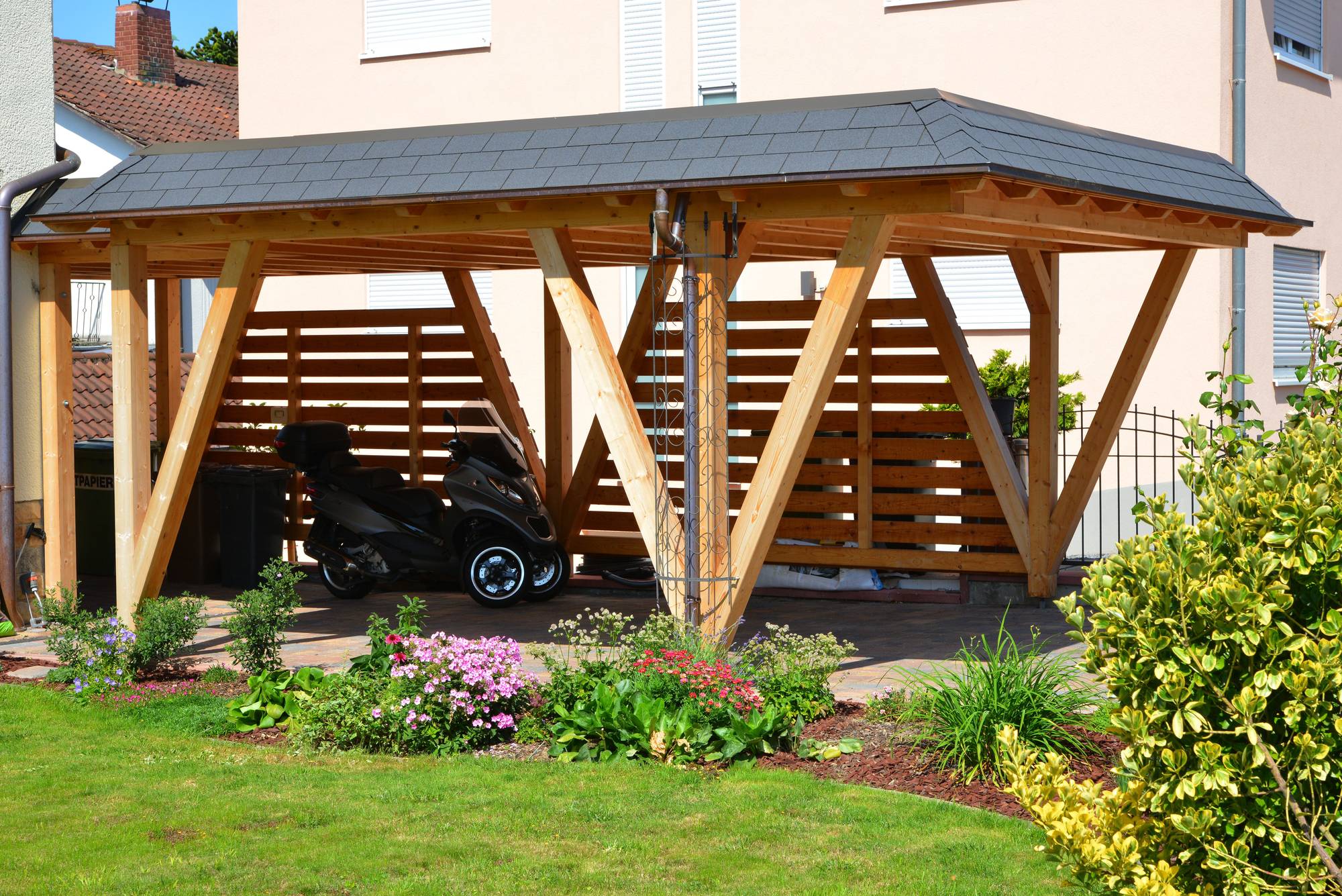 Neuer Carport aus lasiertem Holz mit Kupfer-Dachrinne und Regenf Carport